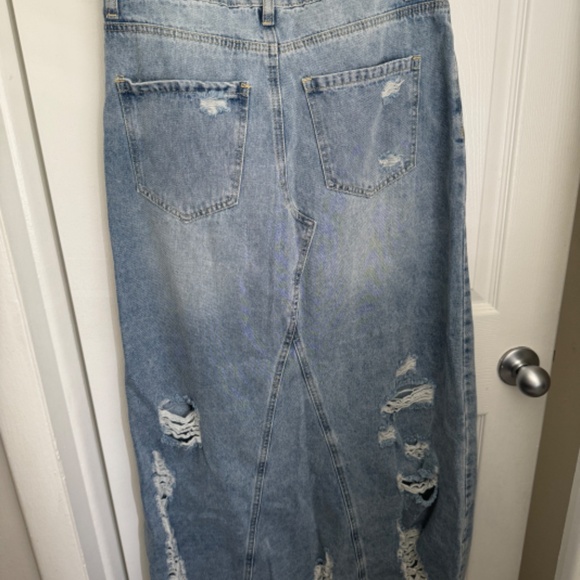 Destroyed denim skirt - Picture 5 of 6